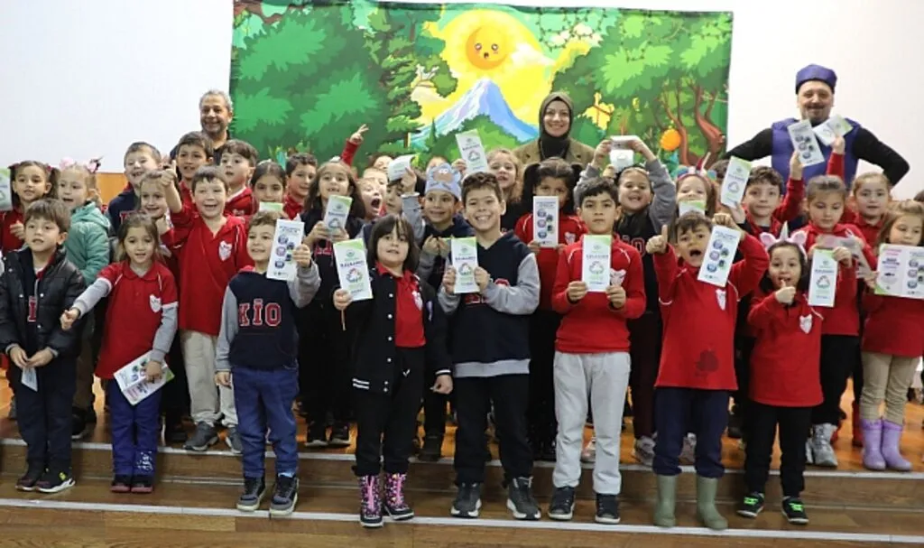 İlkadım'da Atık Adası Tiyatrosu Çevre Bilinci Aşılıyor