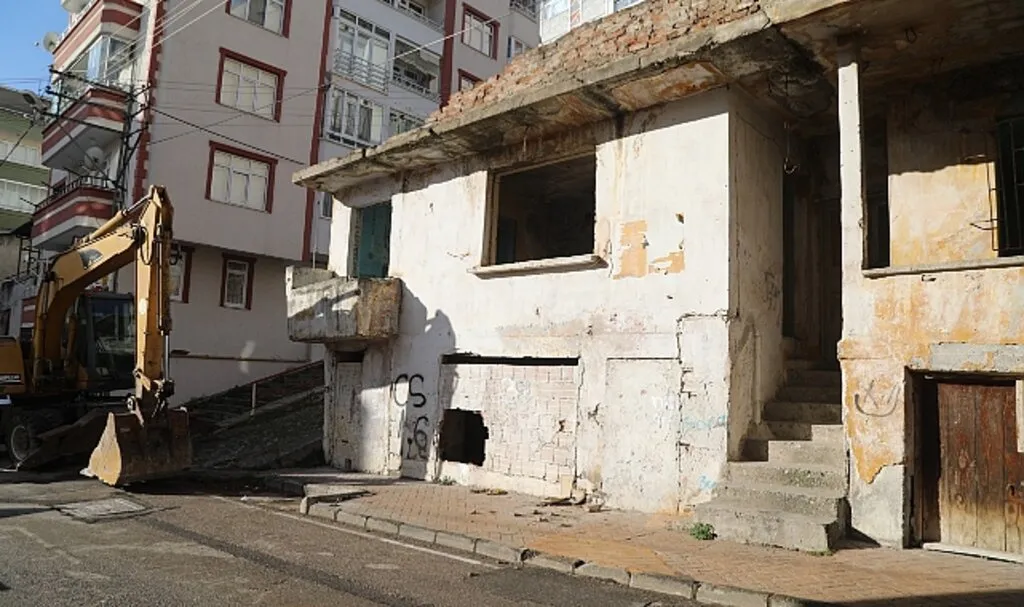 İlkadım'da Metruk Binalar Yıkılıyor