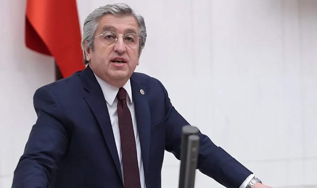 Anne Baba Çalışıyor Ne Yapsa Yetmiyor!