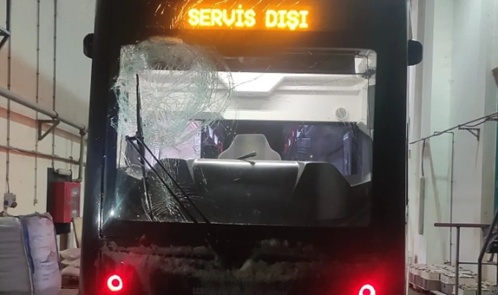 Taşlı Kar Topu Tramvayın Camını Kırdı 