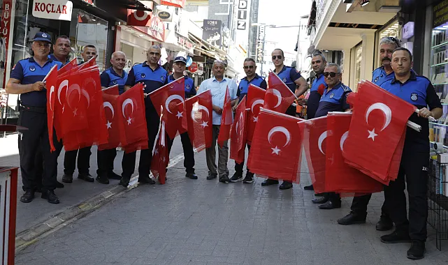 İlkadım Esnafına Bayrak Dağıtıldı