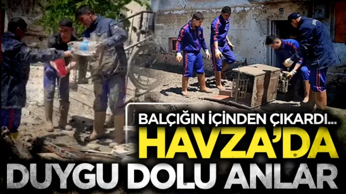 Havza'da jandarma çamurda bulunan Türk bayraklarını temizleyip astı